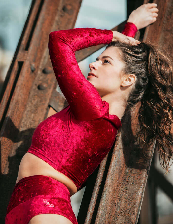 Röd kortärmad sammetstopp med hög hals och mjuk lyster, tight passform.