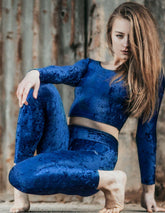 Kortärmad sammetstopp i djupblå färg med mjuk lyster och lyxig textur.