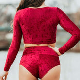 Röd kortärmad sammetscrop top med mjukt lyxigt tyg och tight passform.