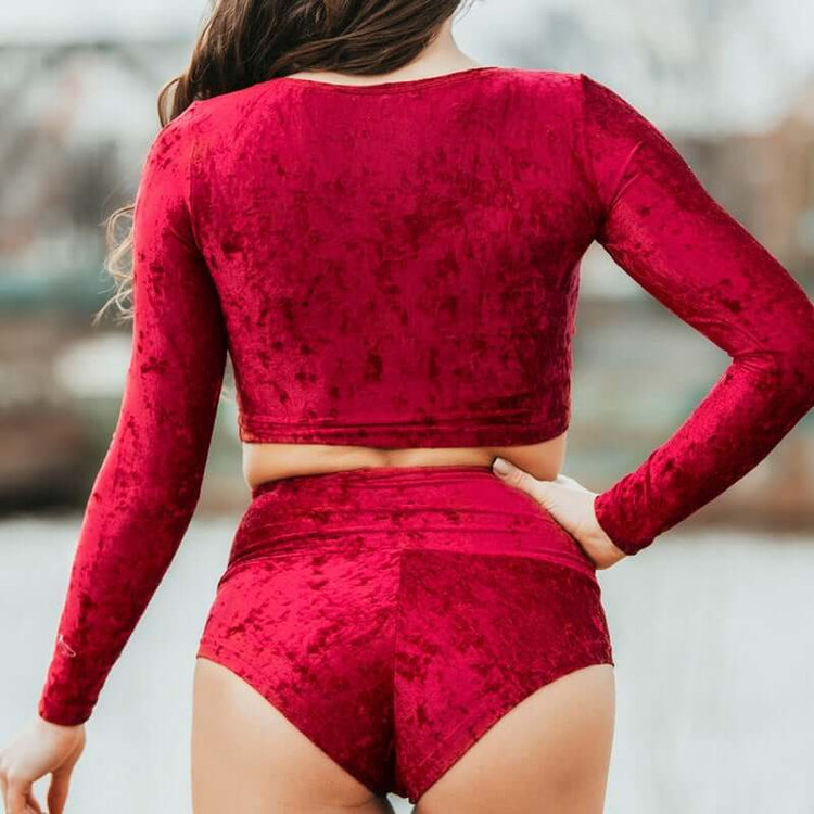 Röd kortärmad sammetscrop top med mjukt lyxigt tyg och tight passform.