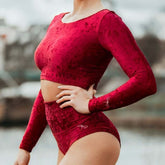 Röd sammetstopp med lång ärm och kort passform, mjukt lyxigt tyg.