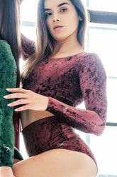 Röd sammetspavi långärmad crop top med mjuk, lyxig textur och tight passform.