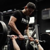 Svart unisex t-shirt i ekologisk bomull med rund hals och korta ärmar, tryck med THAT logotyp.