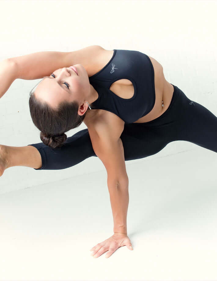 Svart sömlös sport-bh med hög halsringning och nyckelhålsdetalj framtill, elastiskt tyg.