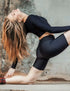 Svarta korta leggings i stretchigt material med hög midja och tight passform, sportig stil.
